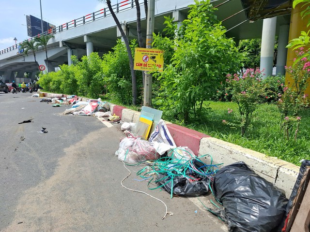 Nhiều miệng cống tho&aacute;t nước bị r&aacute;c thải b&iacute;t k&iacute;n- Ảnh 3.