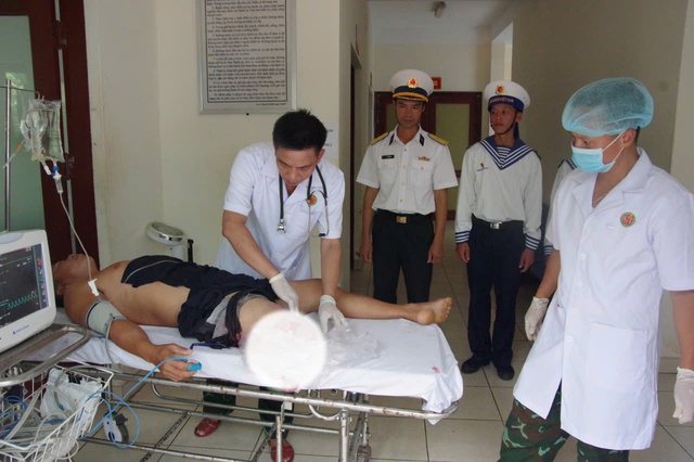 Bệnh xá đảo Trường Sa kịp thời cấp cứu ngư dân bị đứt lìa cẳng chân phải- Ảnh 2. Bệnh xá đảo Trường Sa kịp thời cấp cứu ngư dân bị đứt lìa cẳng chân phải- Ảnh 2.