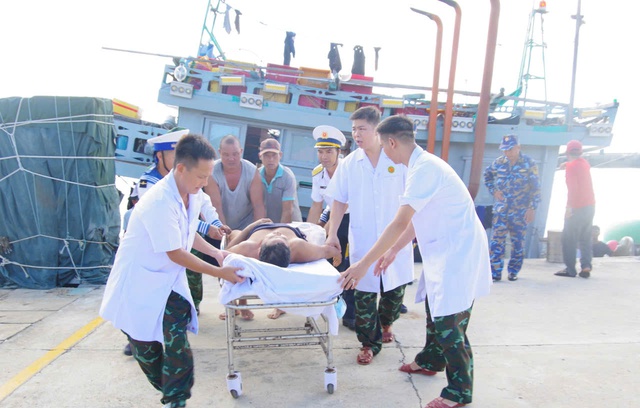 Bệnh xá đảo Trường Sa kịp thời cấp cứu ngư dân bị đứt lìa cẳng chân phải- Ảnh 1. Bệnh xá đảo Trường Sa kịp thời cấp cứu ngư dân bị đứt lìa cẳng chân phải- Ảnh 1.