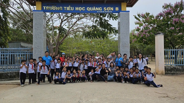 Caravan 'Trở về tuổi thơ tôi' dành hơn 2 tỉ đồng cho chuyến hành trình nhân ái- Ảnh 5.
