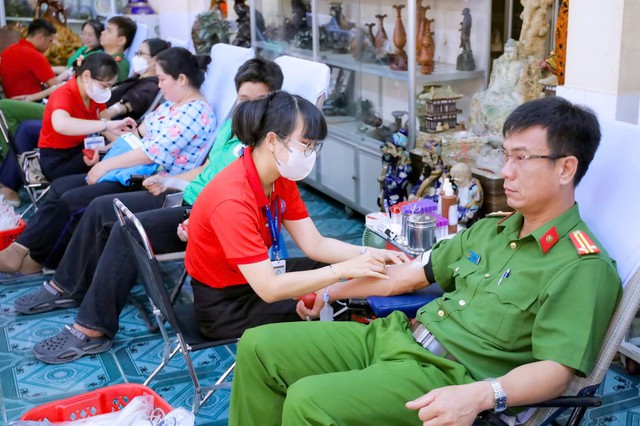 Hai cha con 99 lần hiến m&aacute;u cứu người- Ảnh 1.