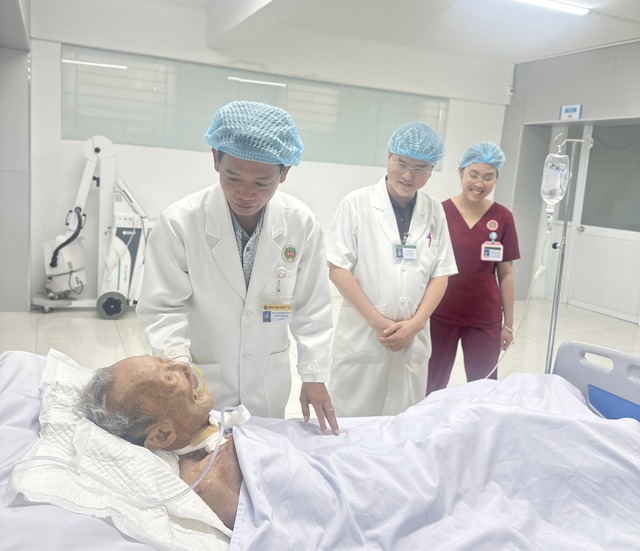 Bệnh viện Qu&acirc;n y 121 nỗ lực cứu sống cụ &ocirc;ng 100 tuổi- Ảnh 1.
