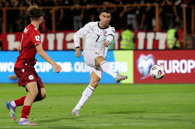 Giữa bão tranh cãi, Bruno Fernandes nói gì về Ronaldo?- Ảnh 1. Giữa bão tranh cãi, Bruno Fernandes nói gì về Ronaldo?- Ảnh 1.