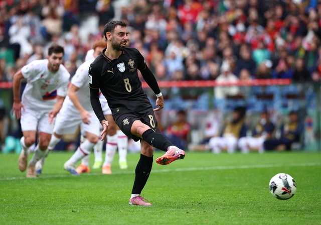 Giữa bão tranh cãi, Bruno Fernandes nói gì về Ronaldo?- Ảnh 2. Giữa bão tranh cãi, Bruno Fernandes nói gì về Ronaldo?- Ảnh 2.