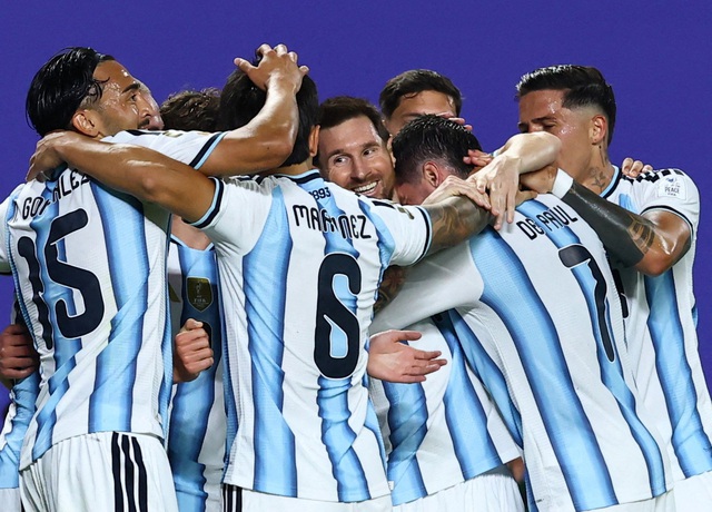 Messi phát biểu cực xúc động sau cú hat-trick lịch sử: Tôi khóc vì...? - Ảnh 2. Messi phát biểu cực xúc động sau cú hat-trick lịch sử: Tôi khóc vì...? - Ảnh 2.