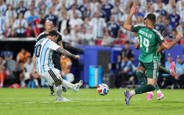 Madam Pang bắt trend Messi, &lsquo;khoe&rsquo; r&otilde; kh&eacute;o &aacute;o đấu Argentina phi&ecirc;n bản đặc biệt- Ảnh 3.
