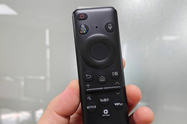 B&iacute; mật &iacute;t người biết về chiếc điều khiển TV Samsung - Ảnh 1.