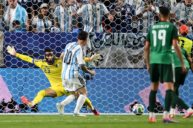 HLV Scaloni ngất ngây hạnh phúc: ‘Không còn từ ngữ nào nữa để miêu tả Messi’- Ảnh 2. HLV Scaloni ngất ngây hạnh phúc: ‘Không còn từ ngữ nào nữa để miêu tả Messi’- Ảnh 2.