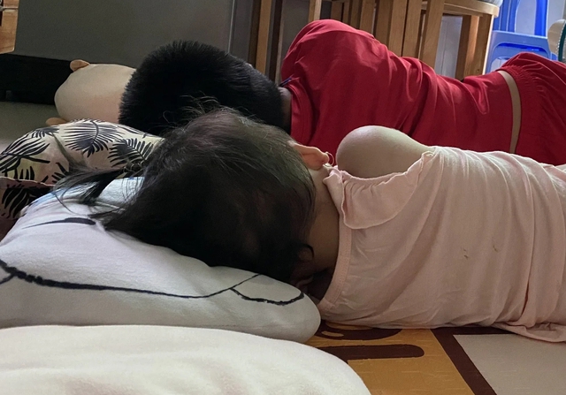 Tranh cãi chuyện cho con ngủ trễ dịp hè - Ảnh 1.