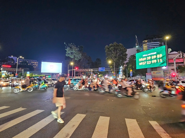 Biển quảng c&aacute;o LED ở đ&ocirc; thị: Cảnh b&aacute;o nguy cơ tai nạn, tổn thương thần kinh- Ảnh 6.