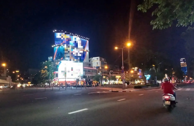 Biển quảng c&aacute;o LED ở đ&ocirc; thị: Cảnh b&aacute;o nguy cơ tai nạn, tổn thương thần kinh- Ảnh 3.