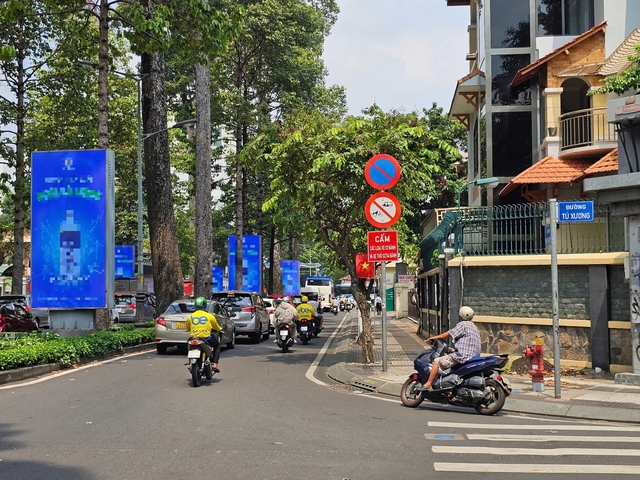 Biển quảng c&aacute;o LED ở đ&ocirc; thị: Cảnh b&aacute;o nguy cơ tai nạn, tổn thương thần kinh- Ảnh 2.