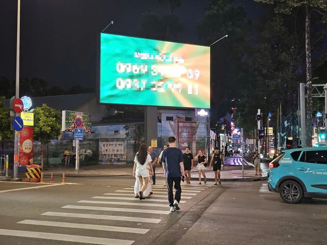 Biển quảng c&aacute;o LED ở đ&ocirc; thị: Cảnh b&aacute;o nguy cơ tai nạn, tổn thương thần kinh- Ảnh 8.