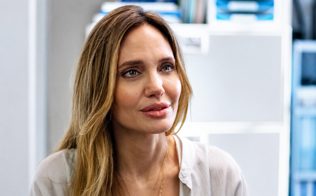 Angelina Jolie trải lòng về nỗi đau mất mẹ - Ảnh 1.