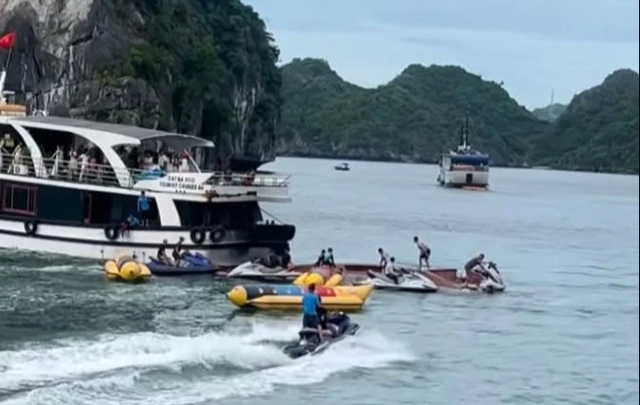 Khẩn trương điều tra vụ lật tàu du lịch trên vịnh Lan Hạ- Ảnh 1. Khẩn trương điều tra vụ lật tàu du lịch trên vịnh Lan Hạ- Ảnh 1.