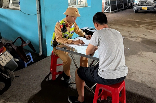 Dừng xe trên cao tốc đi vệ sinh, tài xế nói 'bất khả kháng' vẫn bị phạt - Ảnh 2.