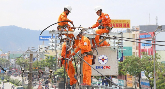 EVNCPC vượt khó, giữ vững dòng điện miền Trung - Ảnh 1.