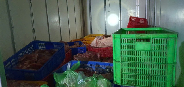 Phát hiện xe chở 250 kg thịt heo không rõ nguồn gốc giữa đêm ở TP.HCM- Ảnh 1. Phát hiện xe chở 250 kg thịt heo không rõ nguồn gốc giữa đêm ở TP.HCM- Ảnh 1.