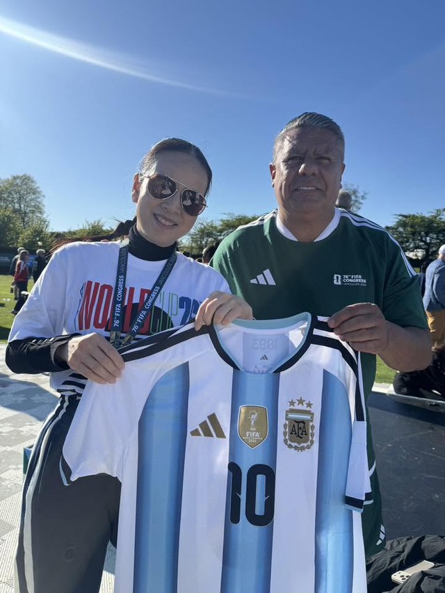 Madam Pang bắt trend Messi, &lsquo;khoe&rsquo; r&otilde; kh&eacute;o &aacute;o đấu Argentina phi&ecirc;n bản đặc biệt- Ảnh 2.