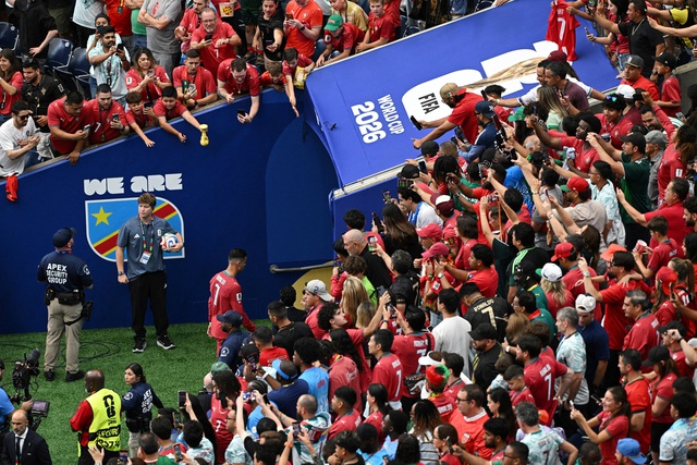 Ronaldo vùng vằng bỏ đội rời sân, HLV Bồ Đào Nha bối rối: 'Chưa quen quy trình'- Ảnh 1. Ronaldo vùng vằng bỏ đội rời sân, HLV Bồ Đào Nha bối rối: 'Chưa quen quy trình'- Ảnh 1.