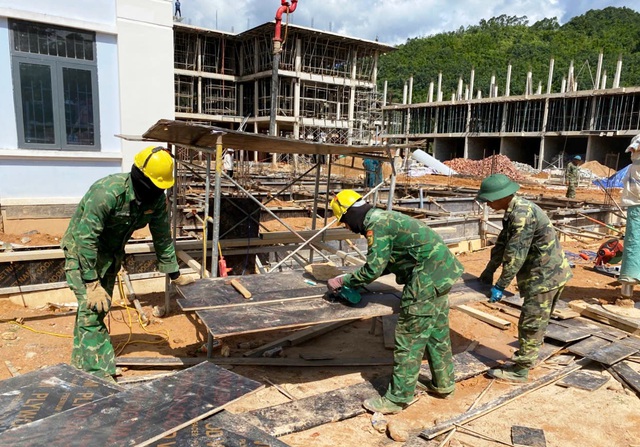 Người lính 'gác súng cầm bay': Dựng những mái trường giữa đại ngàn Đà Nẵng - Ảnh 4.