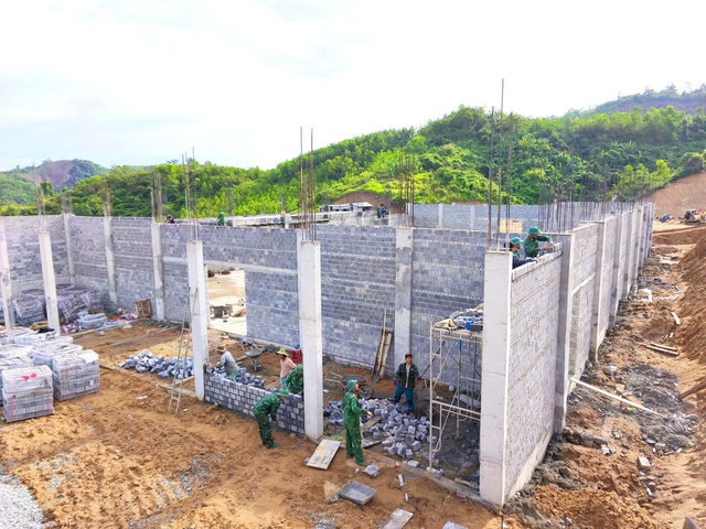Người lính 'gác súng cầm bay': Dựng những mái trường giữa đại ngàn Đà Nẵng - Ảnh 7.