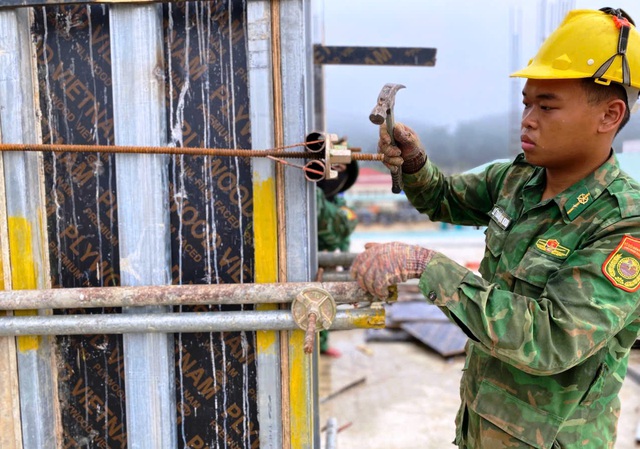 Người lính 'gác súng cầm bay': Dựng những mái trường giữa đại ngàn Đà Nẵng - Ảnh 6.