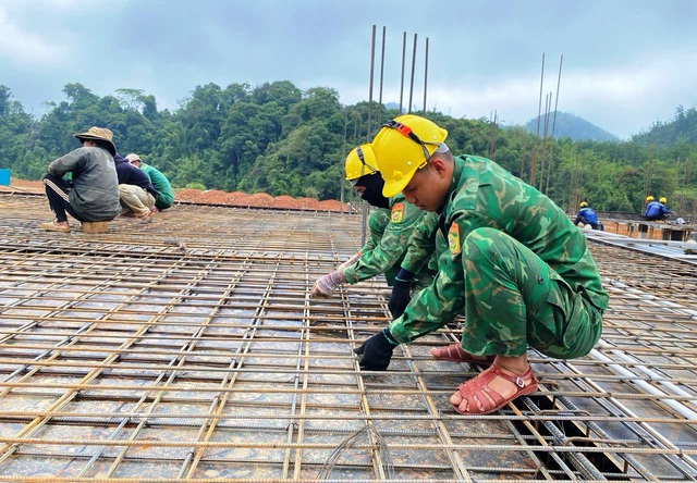 Người lính 'gác súng cầm bay': Dựng những mái trường giữa đại ngàn Đà Nẵng - Ảnh 2.