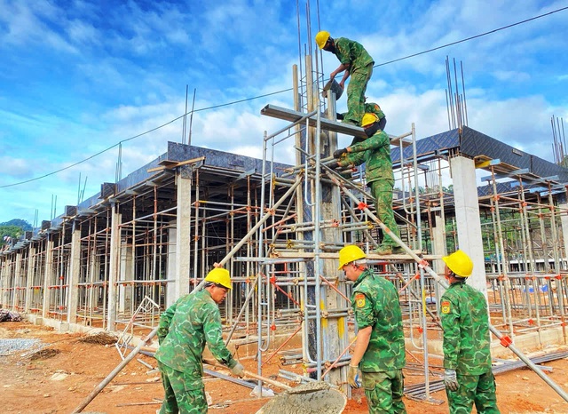 Người lính 'gác súng cầm bay': Dựng những mái trường giữa đại ngàn Đà Nẵng - Ảnh 5.