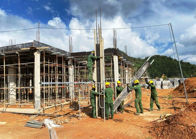 Người lính 'gác súng cầm bay': Dựng những mái trường giữa đại ngàn Đà Nẵng - Ảnh 3.