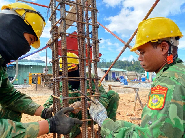 Người lính 'gác súng cầm bay': Dựng những mái trường giữa đại ngàn Đà Nẵng - Ảnh 1.