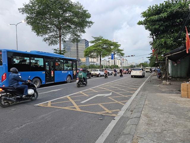 B&aacute;t nh&aacute;o h&agrave;ng rong chấn chỉnh vỉa h&egrave; tại giao lộ cửa ng&otilde; Nam S&agrave;i G&ograve;n - Ảnh 5.