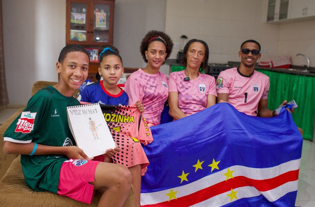 Mỹ đặc cách để người hùng Cabo Verde Vozinha đoàn tụ mẹ tại World Cup 2026 - Ảnh 2. Người hùng Cabo Verde, thủ môn Vozinha được đoàn tụ với mẹ tại World Cup 2026 - Ảnh 2.