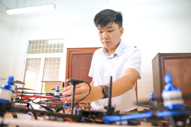 Từ giảng đường Quảng Ngãi đến sân chơi UAV quốc tế- Ảnh 2. Từ giảng đường Quảng Ngãi đến sân chơi UAV quốc tế- Ảnh 2.