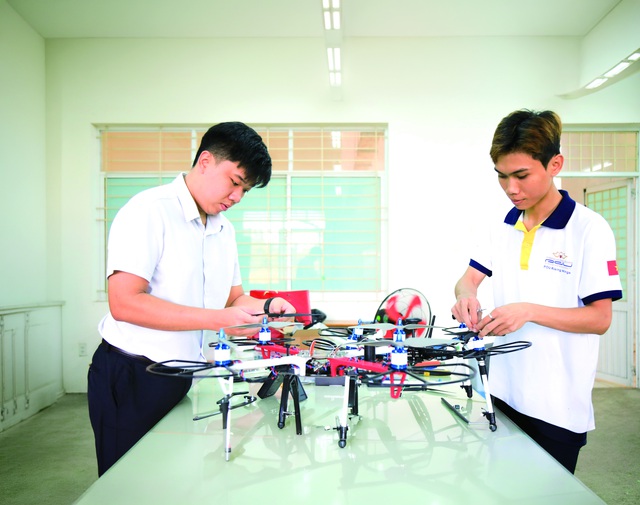 Từ giảng đường Quảng Ngãi đến sân chơi UAV quốc tế- Ảnh 3. Từ giảng đường Quảng Ngãi đến sân chơi UAV quốc tế- Ảnh 3.