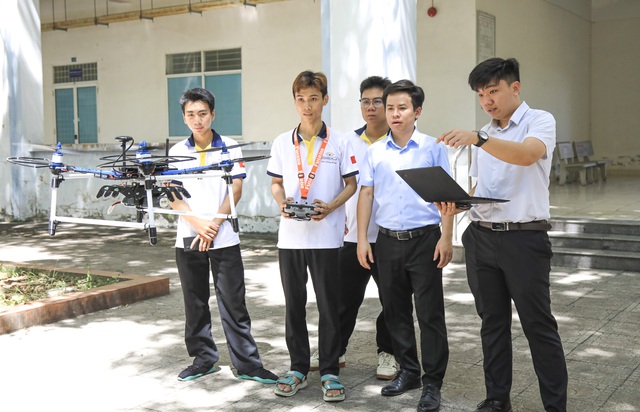 Từ giảng đường Quảng Ngãi đến sân chơi UAV quốc tế- Ảnh 4. Từ giảng đường Quảng Ngãi đến sân chơi UAV quốc tế- Ảnh 4.