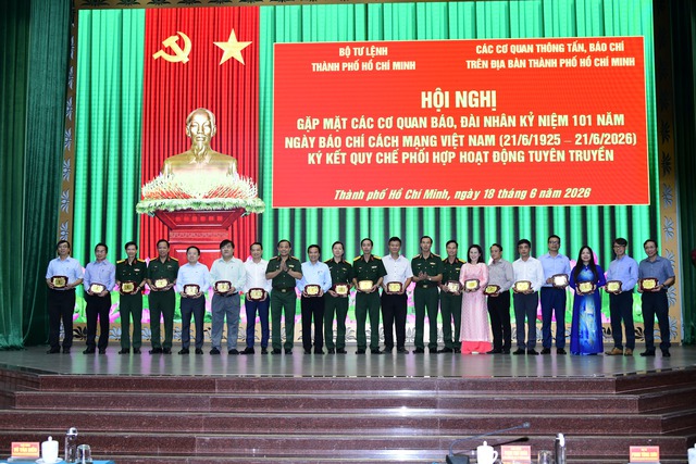 Bộ Tư lệnh TP.HCM ký quy chế phối hợp tuyên truyền với các cơ quan báo chí- Ảnh 2. Bộ Tư lệnh TP.HCM ký quy chế phối hợp tuyên truyền với các cơ quan báo chí- Ảnh 2.