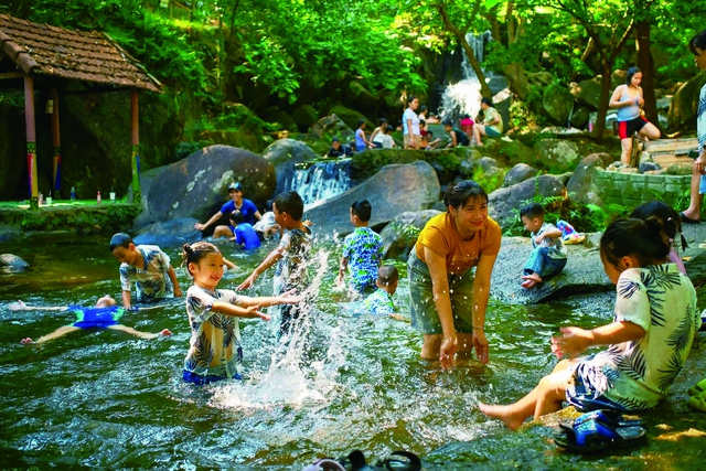 ‘Trốn nóng’ ở Suối Hoa- Ảnh 1. ‘Trốn nóng’ ở Suối Hoa- Ảnh 1.