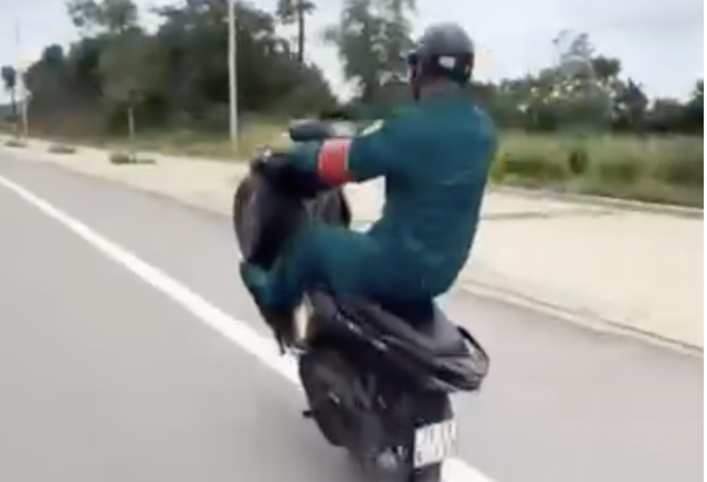 Nam thanh ni&ecirc;n mặc trang phục d&acirc;n qu&acirc;n tự vệ l&aacute;i xe bốc đầu bị tịch thu phương tiện- Ảnh 1.
