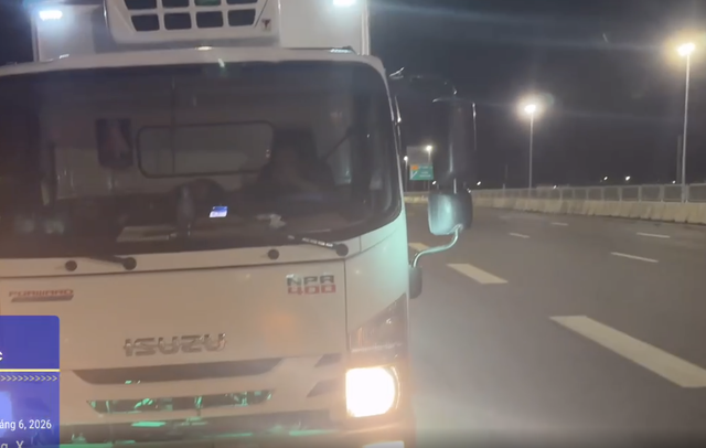 Dừng xe trên cao tốc, tài xế nói 'vào chút xíu' vẫn bị phạt 14 triệu đồng - Ảnh 1.
