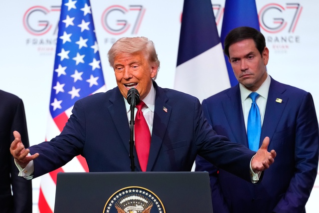 'Quay xe' về chương trình tên lửa Iran, ông Trump bị chỉ trích kịch liệt - Ảnh 1.