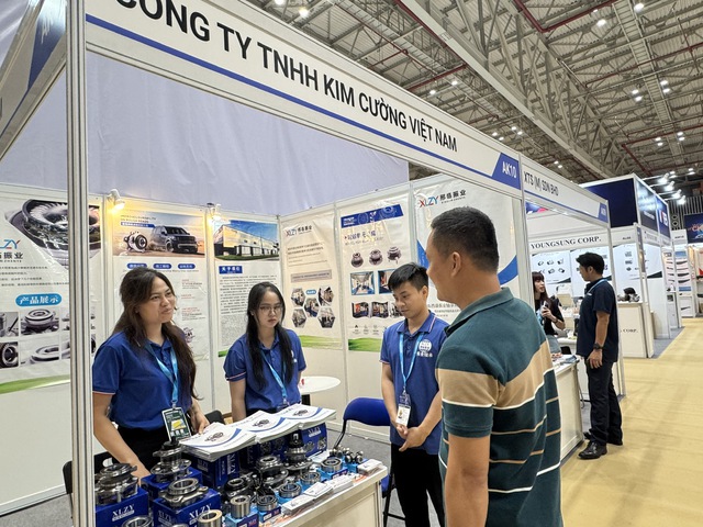 Đổ xô đi xem xe ô tô sắp ra mắt ở TP.HCM - Ảnh 7.