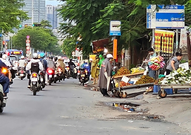 B&aacute;t nh&aacute;o h&agrave;ng rong chấn chỉnh vỉa h&egrave; tại giao lộ cửa ng&otilde; Nam S&agrave;i G&ograve;n - Ảnh 1.