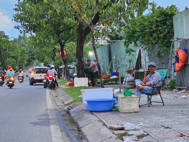 B&aacute;t nh&aacute;o h&agrave;ng rong chấn chỉnh vỉa h&egrave; tại giao lộ cửa ng&otilde; Nam S&agrave;i G&ograve;n - Ảnh 4.