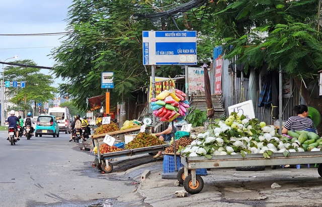 B&aacute;t nh&aacute;o h&agrave;ng rong chấn chỉnh vỉa h&egrave; tại giao lộ cửa ng&otilde; Nam S&agrave;i G&ograve;n - Ảnh 3.