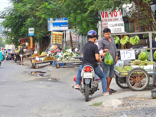 B&aacute;t nh&aacute;o h&agrave;ng rong chấn chỉnh vỉa h&egrave; tại giao lộ cửa ng&otilde; Nam S&agrave;i G&ograve;n - Ảnh 2.