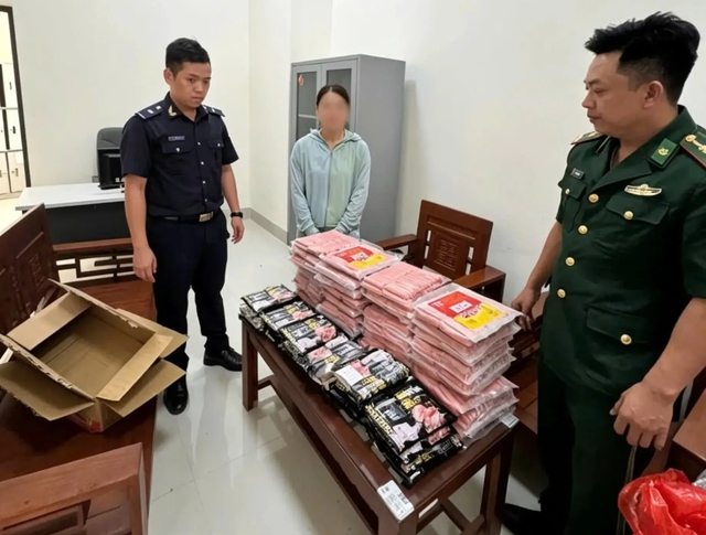 Bắt hơn 900 kg chân gà hôi thối, xúc xích không rõ nguồn gốc- Ảnh 1. Bắt hơn 900 kg chân gà hôi thối, xúc xích không rõ nguồn gốc- Ảnh 1.