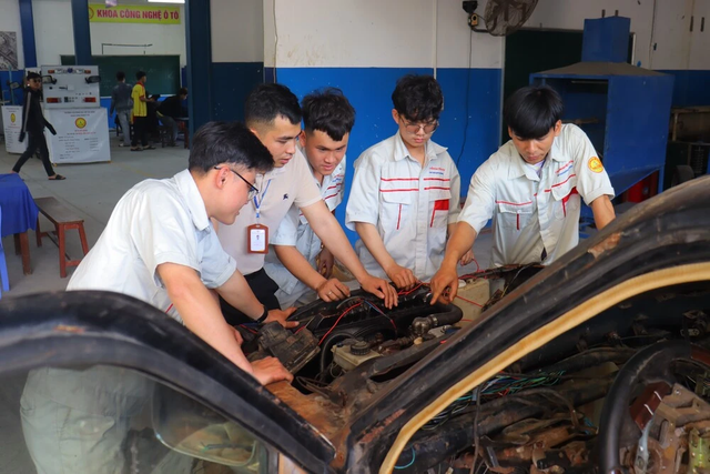 25 năm Trường cao đẳng Đại Việt Đà Nẵng: Hành trình đồng hành tri thức - Vững bước tương lai- Ảnh 2. 25 năm Trường cao đẳng Đại Việt Đà Nẵng: Hành trình đồng hành tri thức - Vững bước tương lai- Ảnh 2.