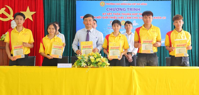 25 năm Trường cao đẳng Đại Việt Đà Nẵng: Hành trình đồng hành tri thức - Vững bước tương lai- Ảnh 4. 25 năm Trường cao đẳng Đại Việt Đà Nẵng: Hành trình đồng hành tri thức - Vững bước tương lai- Ảnh 4.