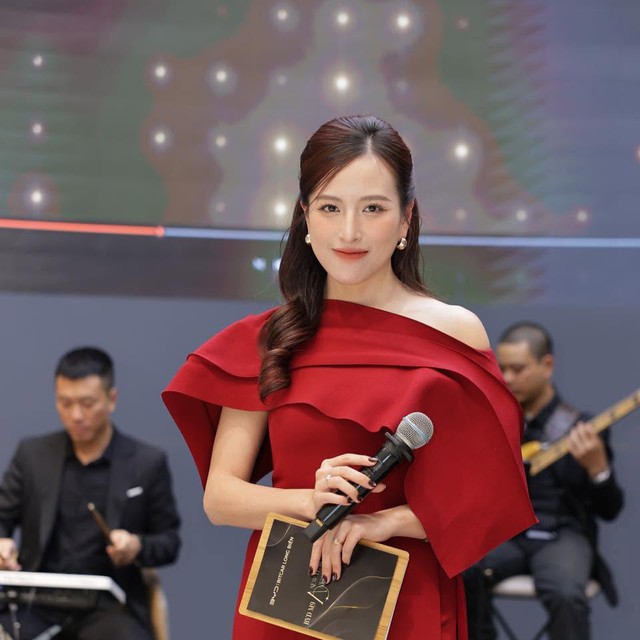 Cuộc sống của những hoa khôi học viện báo chí đình đám một thời, giờ ra sao? - Ảnh 4.